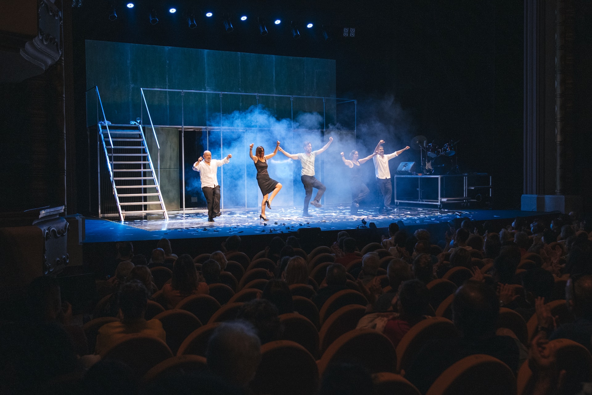 Los actores de Fariña bailando en el frente del escenario