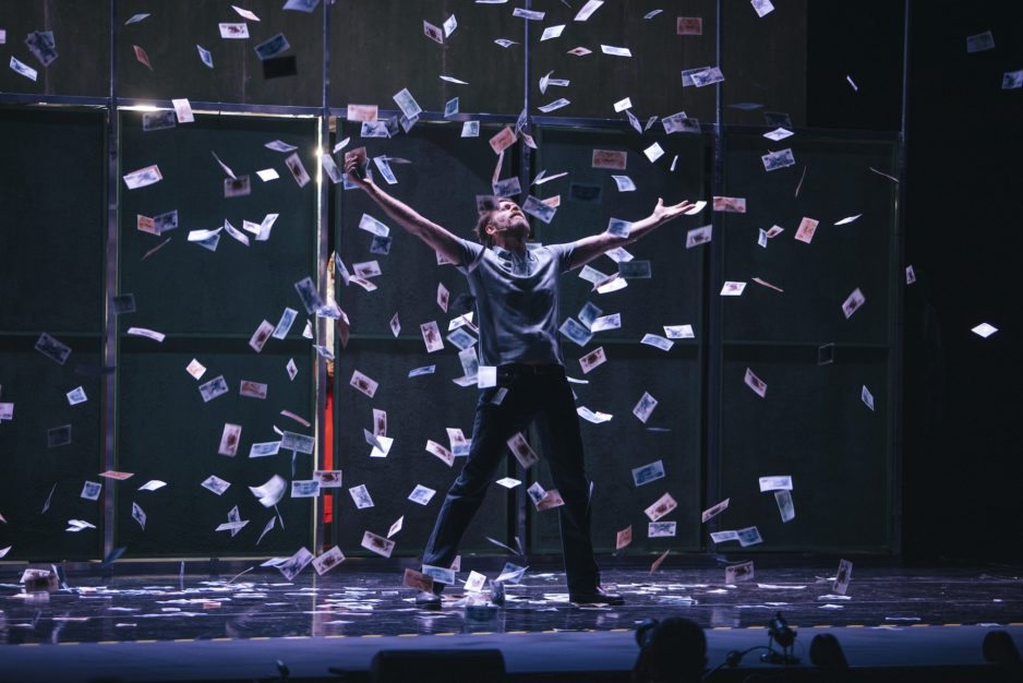 Sergio Zearreta en el escenario de la obra Fariña bajo una lluvia de billetes