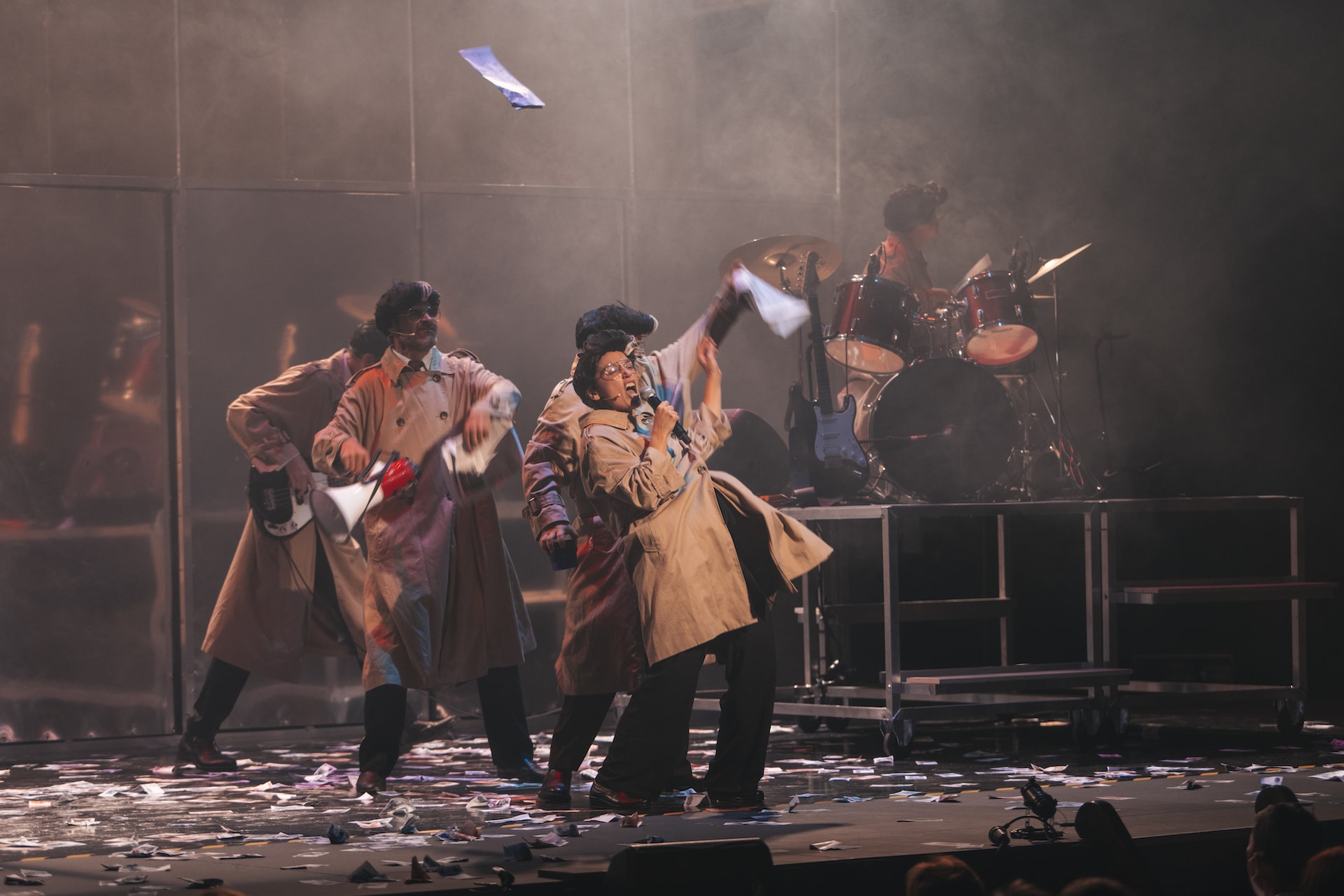 Los actores de Fariña cantando y bailando durante el espectáculo